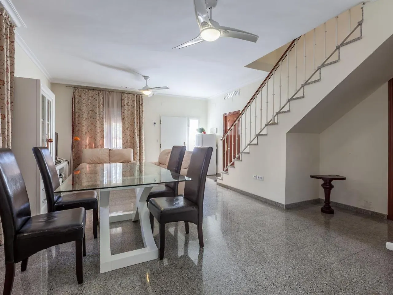 Holiday Home Nervion: Ciudad Jardin Sewilla 0*,